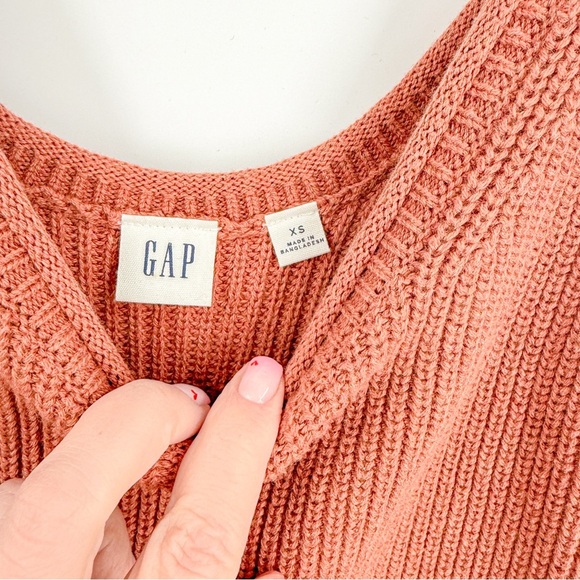 GAP V-Neck Orange Sweater with Cozy Ribbed Texture - Picture 2 of 2